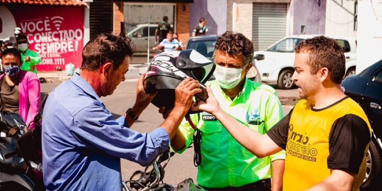 Ação do Maio Amarelo distribui capacetes no centro de Piripiri