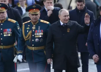 Em desfile militar, Putin diz que “operação” na Ucrânia foi ação “preventiva”