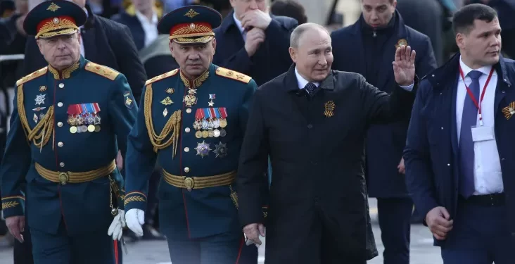 Em desfile militar, Putin diz que “operação” na Ucrânia foi ação “preventiva”