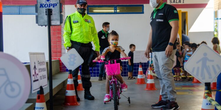 Maio Amarelo leva Escolinha Infantil do Trânsito para escolas do município