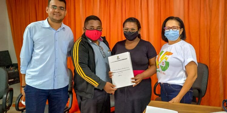 Prefeitura e ADH viabilizam assinatura de contratos beneficiando famílias quilombolas de Piripiri