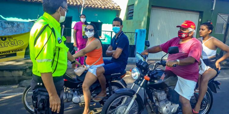 Campanha Maio Amarelo promove blitz no Bairro Floresta