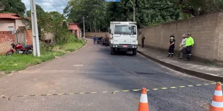 Asfalto do trecho entre o engancho a faculdade Chrisfapi é realizado pela Prefeitura de Piripiri. Vídeo
