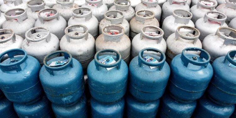 Botijão de gás consome até 13% do salário mínimo, maior nível em 16 anos