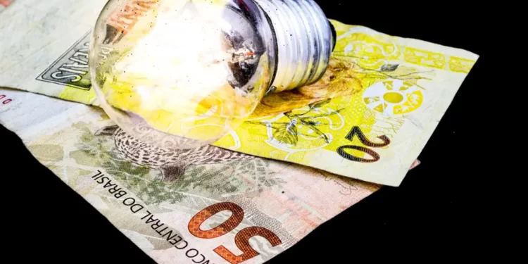 Aneel: Conta de luz pode cair até 12% em alguns Estados, com teto do ICMS
