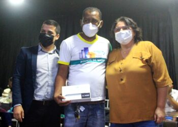 Prefeita Jôve Oliveira entrega tablets para os agente comunitários de saúde