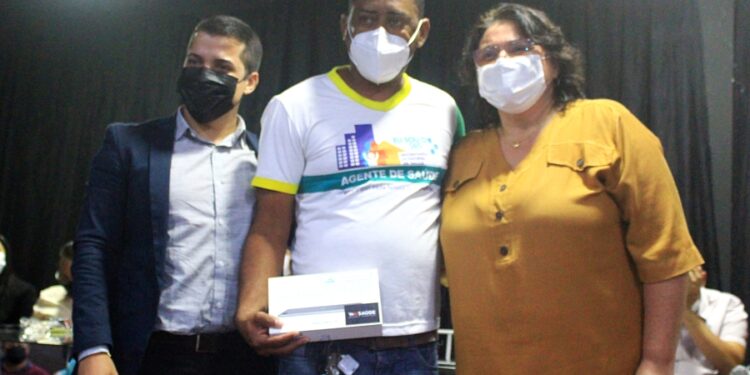 Prefeita Jôve Oliveira entrega tablets para os agente comunitários de saúde