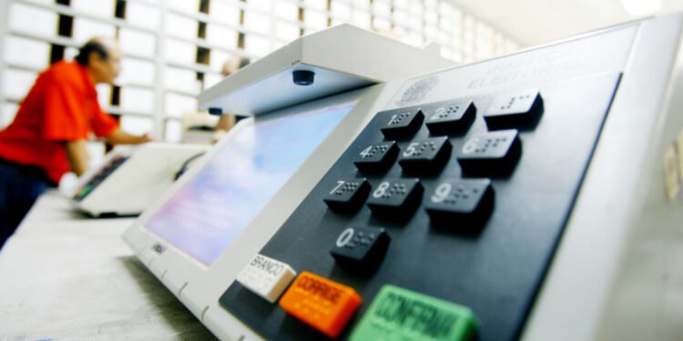 40% das brasileiras ainda não têm voto fixo e grupo pode definir eleições, diz pesquisa