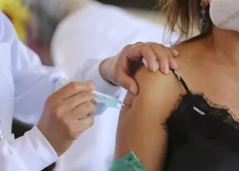 Saúde recomenda 4ª dose contra Covid-19 para pessoas com 50 anos ou mais