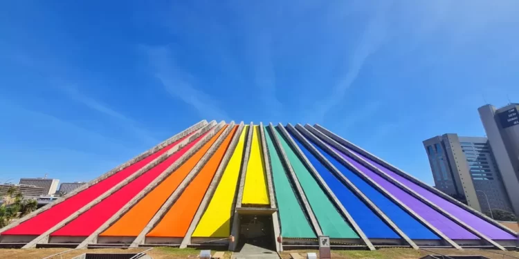 Monumentos de Brasília ganham cores do arco-íris em celebração ao mês do orgulho LGBTQIA+