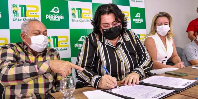 Prefeita Jôve Oliveira sanciona projeto com novo piso de ACSs e Agentes de Endemias