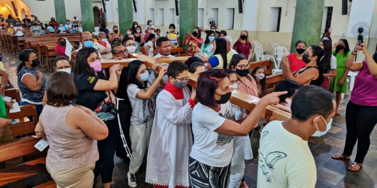 Cruz Peregrina da Romaria da Terra e da Água chega a Paróquia de Nsª dos Remédios