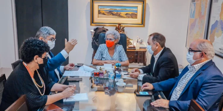 Governadora Regina Sousa anuncia redução do ICMS da gasolina