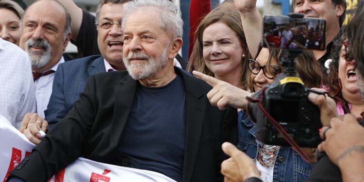 TSE aprova registro de candidatura de Lula e mantém coligação entre PT e PROS