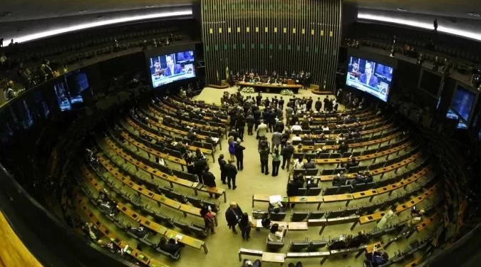 Câmara deve votar urgência de projeto que prevê multa a institutos de pesquisa