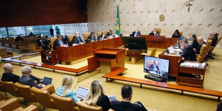 Pressionado por Lula e Congresso, STF julga destino do orçamento secreto