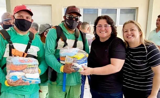 Prefeita Jôve Oliveira realiza distribuição de cestas básicas aos garis de Piripiri