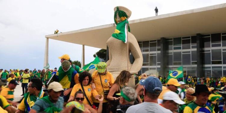 Dino diz que 200 foram presos em atos de vandalismo