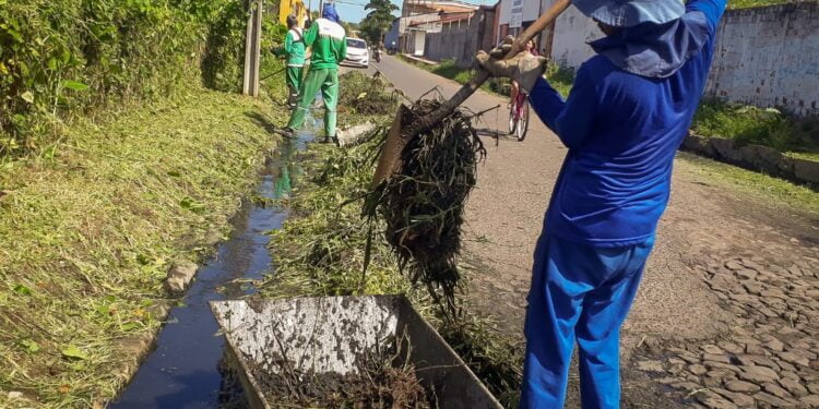 Prefeita acompanha trabalho de equipes no Grande Mutirão de Limpeza no centro de Piripiri