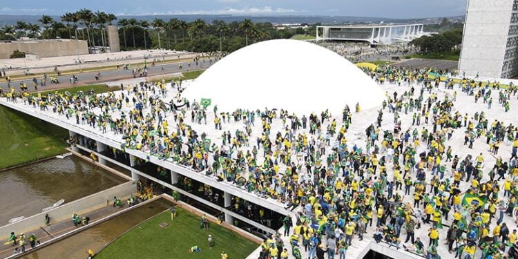 Lula decreta intervenção federal no DF e diz que invasores são “fascistas”