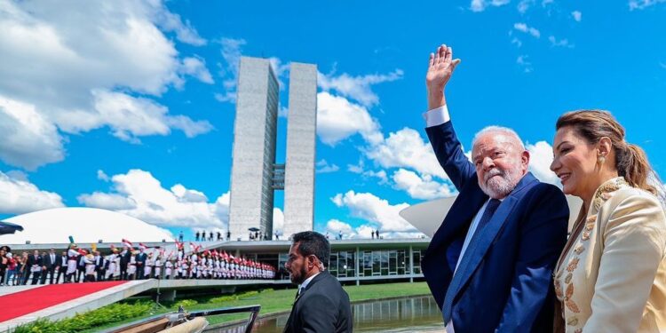 Lula recebe faixa de criança, indígena, mulher negra e pessoa com deficiência