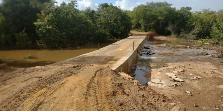 Forte chuva destrói acesso de passagem molhada; Prefeitura de Piripiri recupera e libera via para tráfego