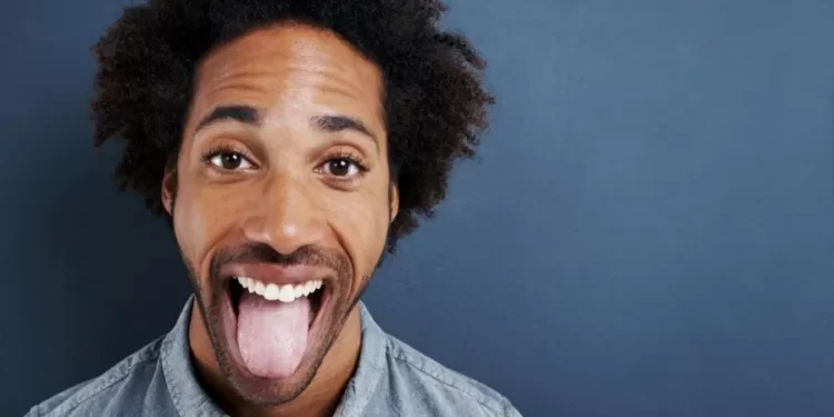 Sabia que a língua mostra se o intestino está bem? Veja como cuidar dele