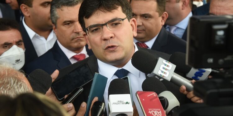 Rafael Fonteles propõe reduzir o ICMS do diesel para os ônibus que circulam em Teresina