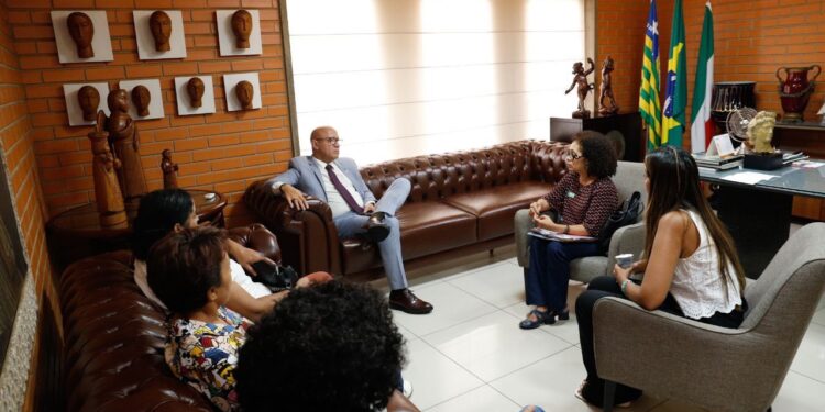 Franzé discute melhorias estruturais e salariais com professores da Uespi