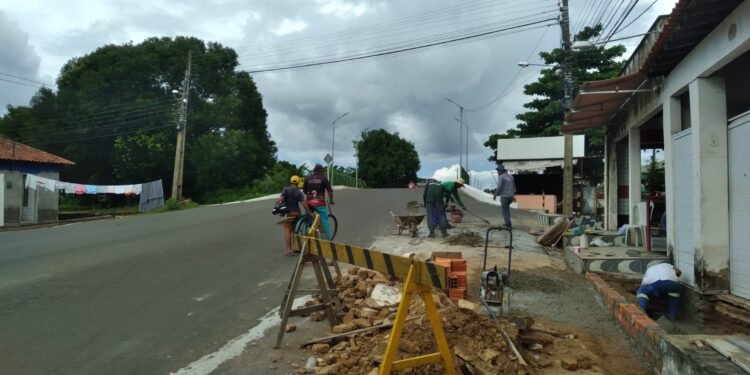 SEDESP recupera pequeno trecho do asfalto que cedeu no bairro Floresta, próximo a ponte Joaquim Canuto