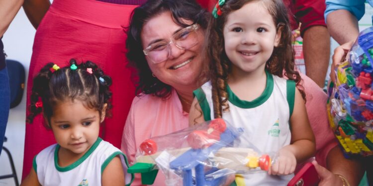 SEDUC de Piripiri entrega R$ 500 mil em kits escolares para escolas de Educação Infantil