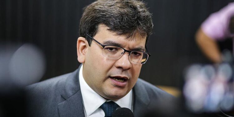 Rafael Fonteles diz que nova política da Petrobras garante redução do preço da gasolina