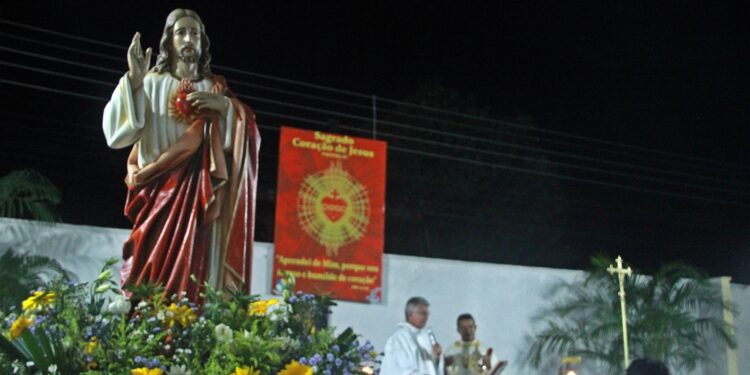 Hasteamento da Bandeira e Santa Missa marcam o início do Festejo da Paróquia Sagrado Coração de Jesus