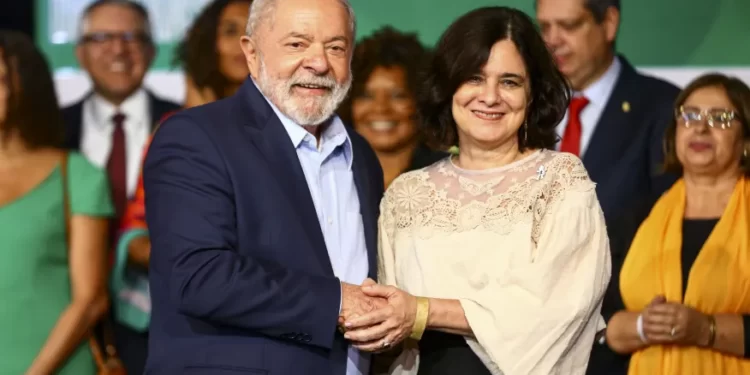 Lula manda avisar Centrão que “de jeito nenhum” tira Nísia Trindade da Saúde