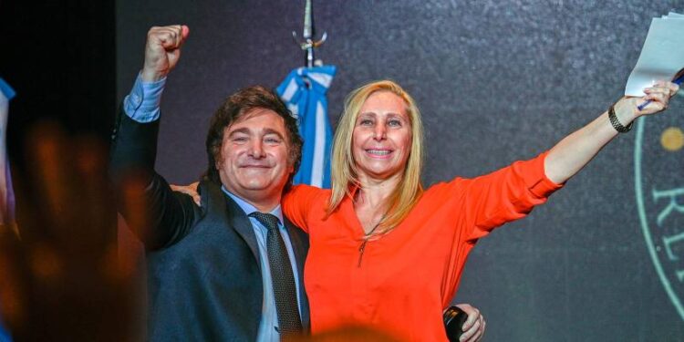 Ultraliberal Javier Milei rompe polarização na Argentina e é eleito presidente