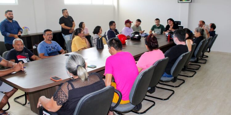 Prefeita Jôve Oliveira promove reunião de planejamento com comerciantes da Praça da Bandeira