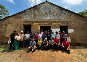 Prefeita Jôve Oliveira visita casarão bicentenário na zona rural e avalia tombamento histórico