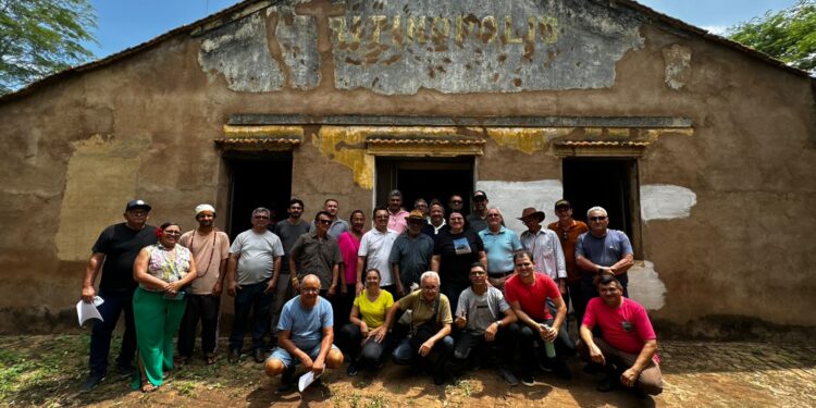 Prefeita Jôve Oliveira visita casarão bicentenário na zona rural e avalia tombamento histórico