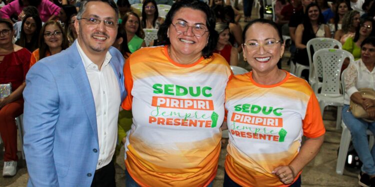 Prefeita Jôve Oliveira faz abertura da Semana Pedagógica e anuncia aumento do piso salarial para professores