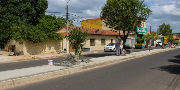 Prefeitura de Piripiri constrói novo passeio central na Avenida Aderson Ferreira