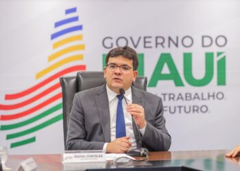 Rafael Fonteles recebe estudantes de Piripiri aprovados para cursos superiores