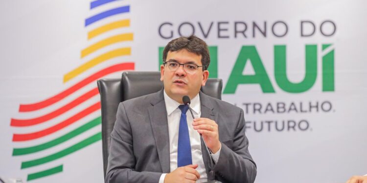 Rafael Fonteles recebe estudantes de Piripiri aprovados para cursos superiores