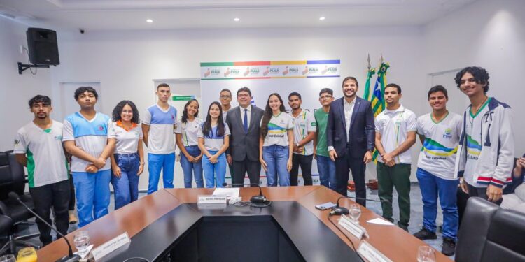 Rafael Fonteles recebe estudantes de Piripiri aprovados para cursos superiores