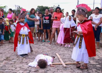 Creche Tomazinho realiza encenação da Paixão de Cristo