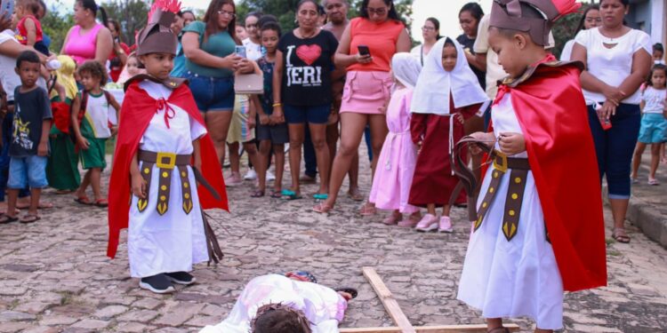 Creche Tomazinho realiza encenação da Paixão de Cristo