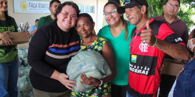 Prefeita Jôve Oliveira mantém tradição e entrega mais de 2 mil cestas básicas nessa semana santa