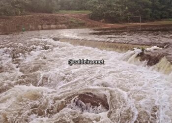 Lâmina do sangradouro do açude Caldeirão atinge 76 centímetros de altura