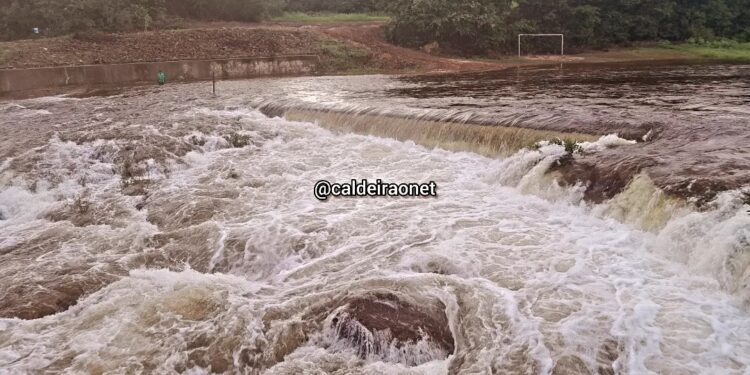 Lâmina do sangradouro do açude Caldeirão atinge 76 centímetros de altura