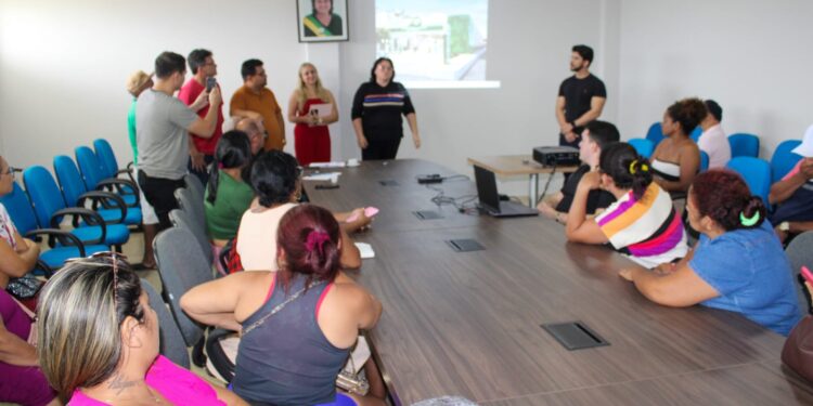 Prefeita Jôve Oliveira reúne-se com permissionários para anúncio da reforma no Mercado Maria Prazer