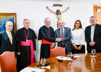 Lula faz novo aceno e defende ‘liberdade religiosa’ em encontro com emissário do papa